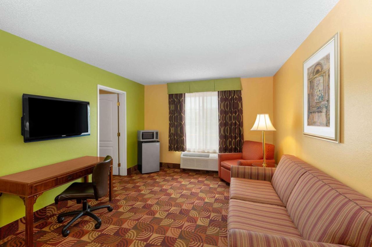 Super 8 By Wyndham Lake Of The Ozarks Eldon Exterior photo