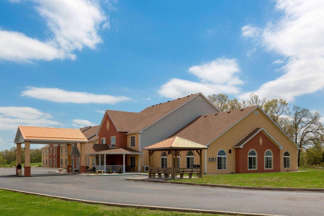 Super 8 By Wyndham Lake Of The Ozarks Eldon Exterior photo