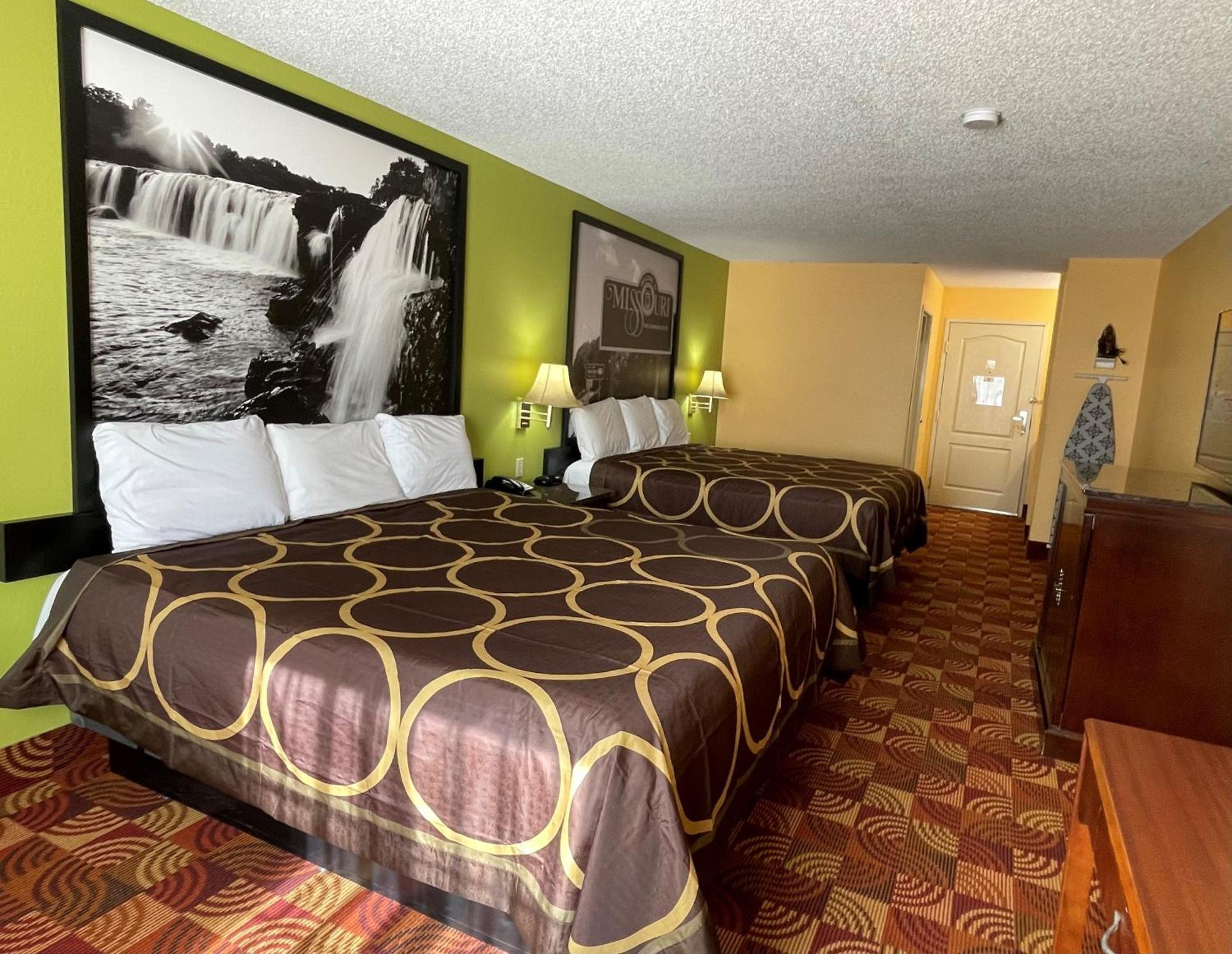 Super 8 By Wyndham Lake Of The Ozarks Eldon Exterior photo