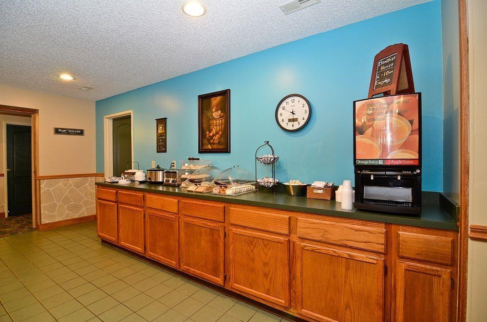 Super 8 By Wyndham Lake Of The Ozarks Eldon Exterior photo