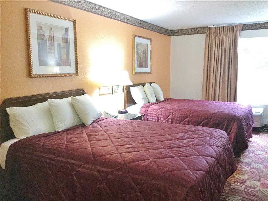 Super 8 By Wyndham Lake Of The Ozarks Eldon Room photo