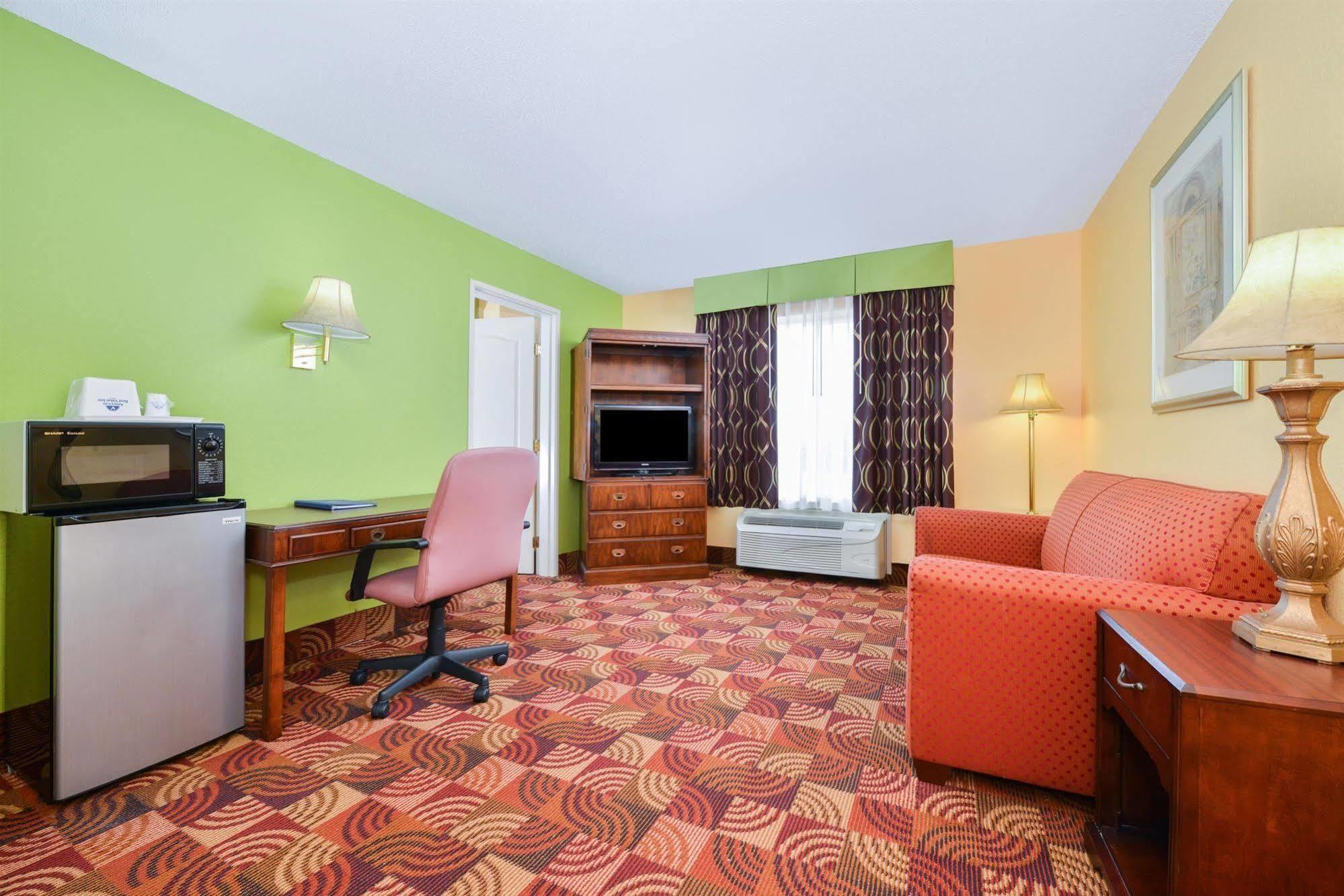 Super 8 By Wyndham Lake Of The Ozarks Eldon Exterior photo